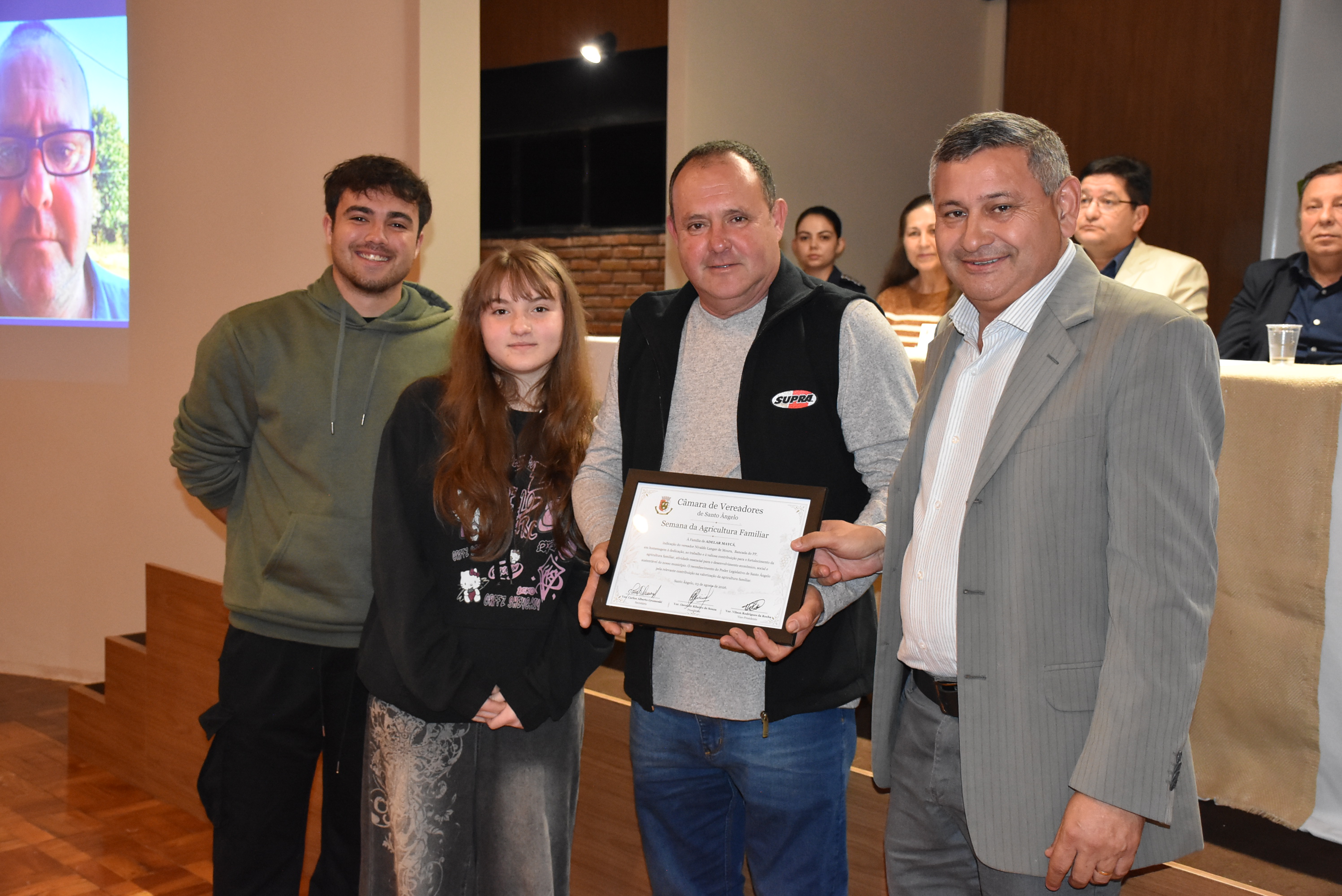Sessão Solene da Câmara de Vereadores homenageia agricultores durante a Semana da Agricultura Familiar