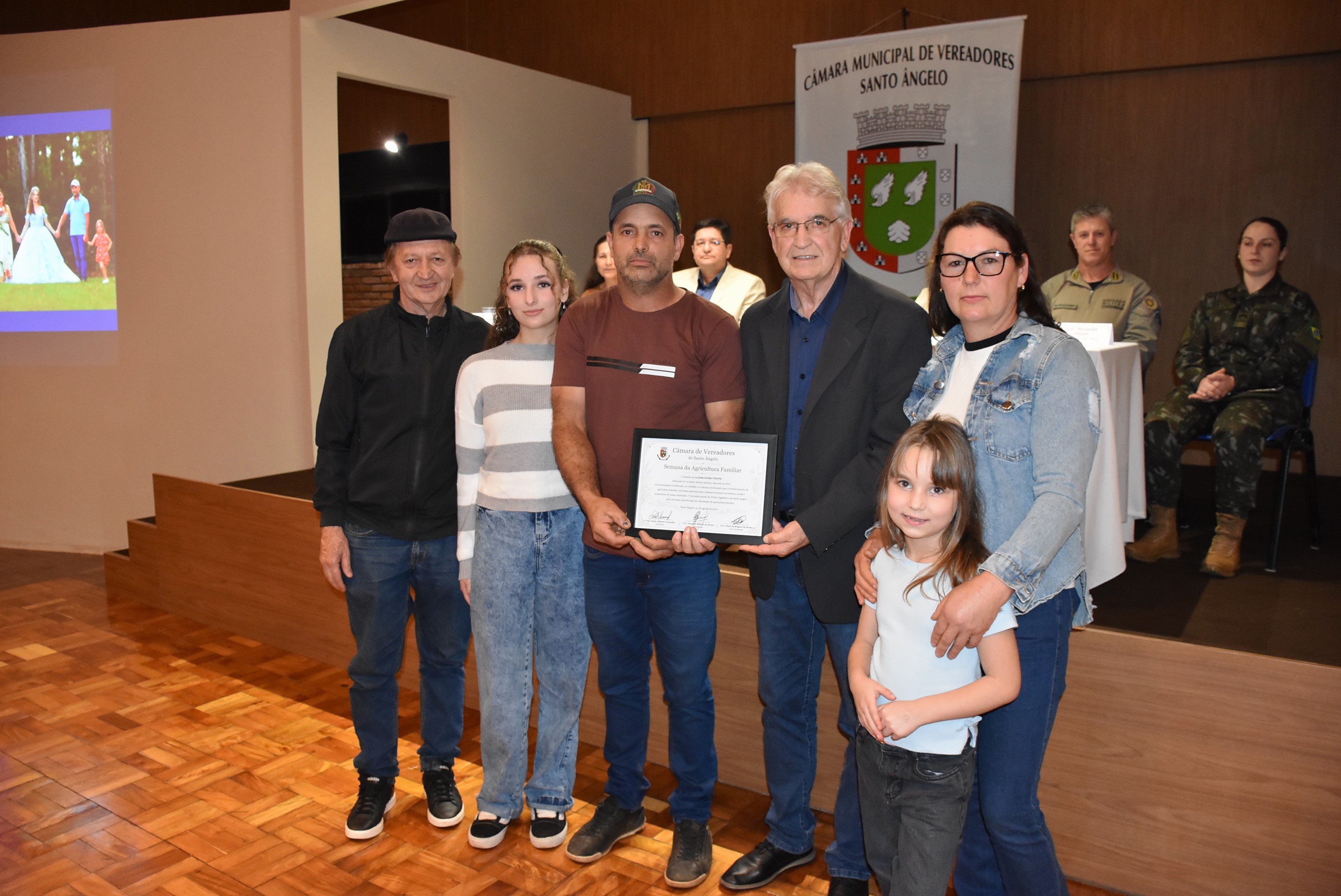 Sessão Solene da Câmara de Vereadores homenageia agricultores durante a Semana da Agricultura Familiar