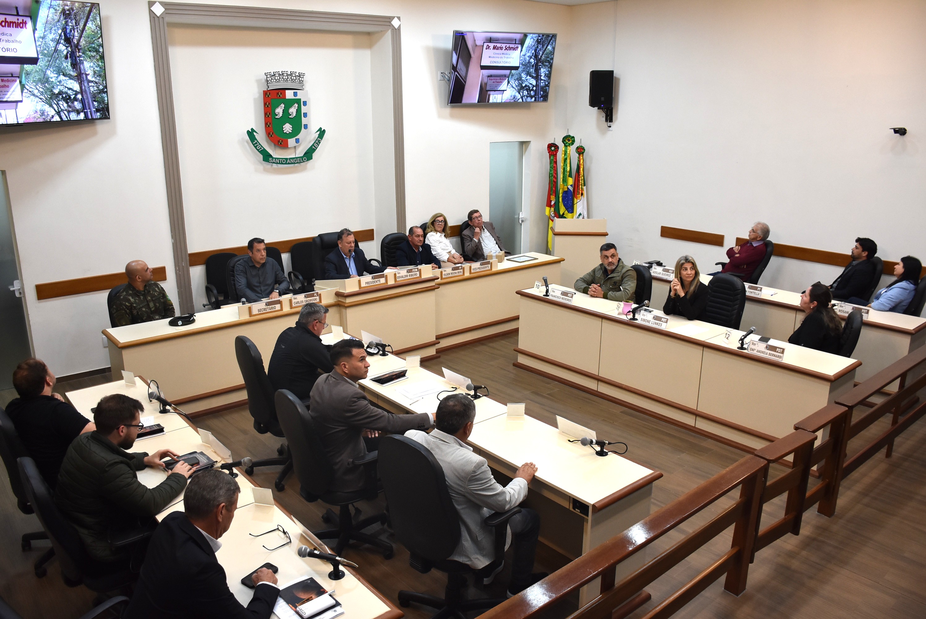 Câmara de Santo Ângelo homenageia médico Mario Schmidt pelos 50 anos de trajetória profissional na medicina do trabalho