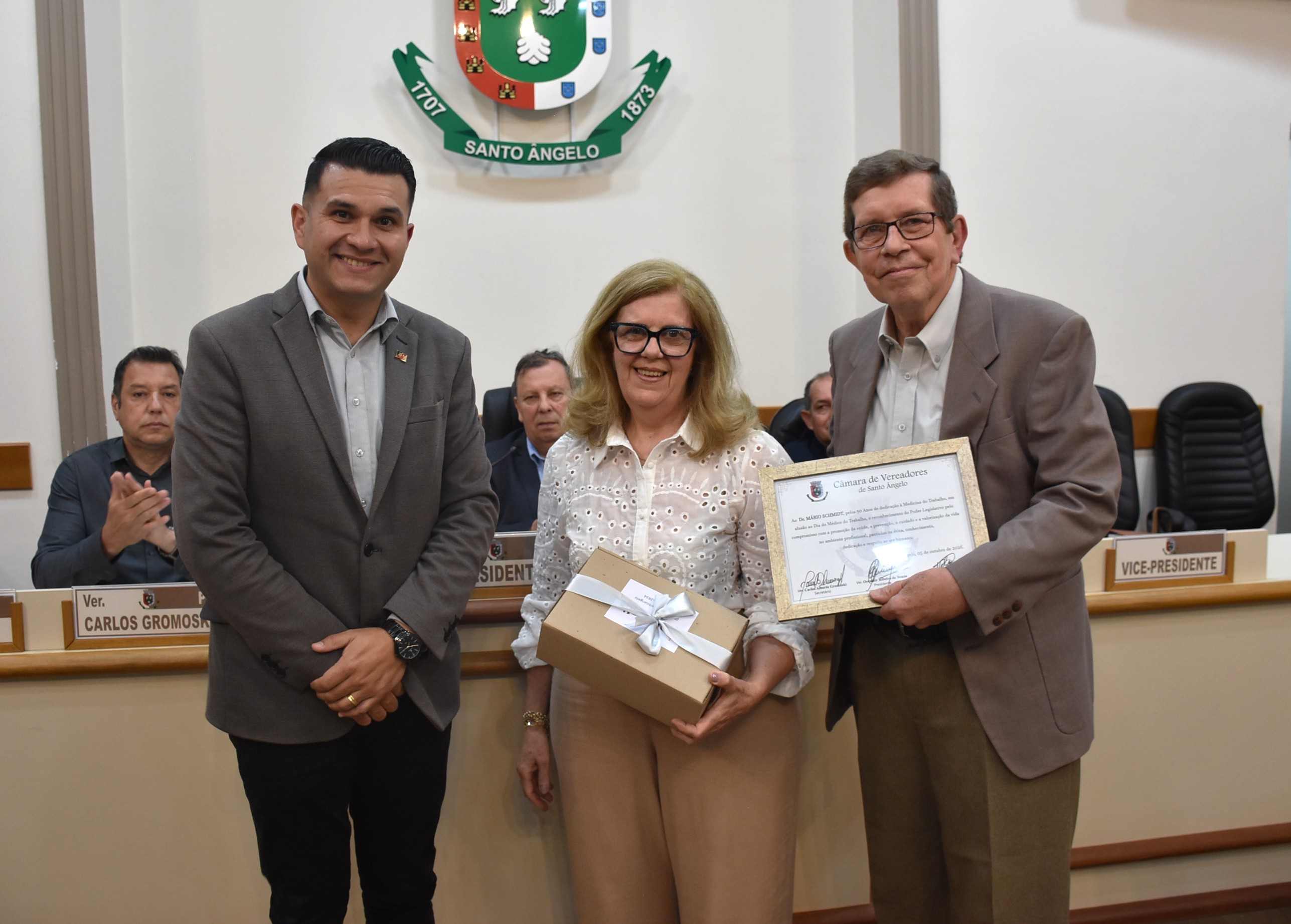 Câmara de Santo Ângelo homenageia médico Mario Schmidt pelos 50 anos de trajetória profissional na medicina do trabalho
