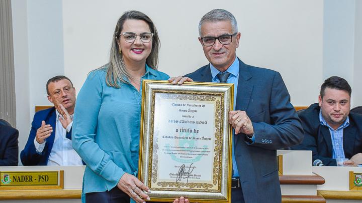 Legislativo santo angelense concede T&iacute;tulo de Cidad&atilde;o Honor&aacute;rio para o senhor Lu&iacute;s Carlos Rosa