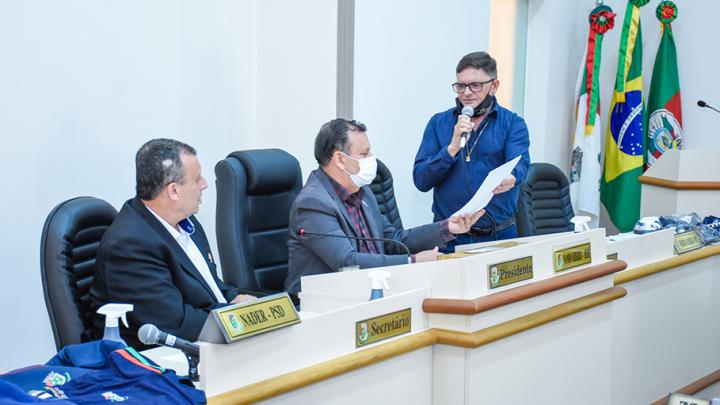 SECRET&Aacute;RIO DE EDUCA&Ccedil;&Atilde;O REALIZOU A APRESENTA&Ccedil;&Atilde;O DOS UNIFORMES ESCOLARES PARA OS VEREADORES