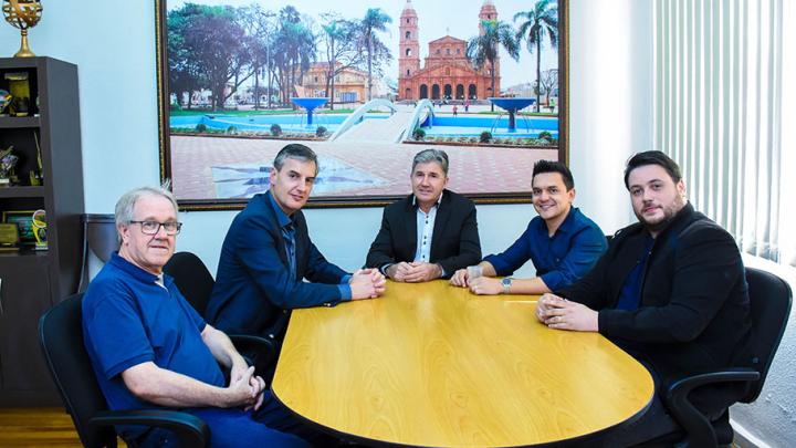 Deputado estadual Eduardo Loureiro visita Legislativo santo-angelense