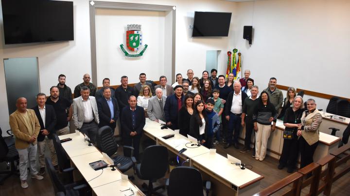 C&acirc;mara de Santo &Acirc;ngelo homenageia m&eacute;dico Mario Schmidt pelos 50 anos de trajet&oacute;ria profissional na medicina do trabalho