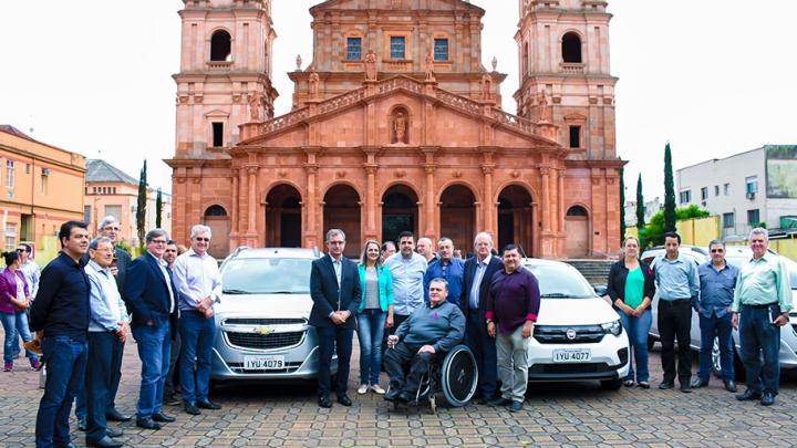 Legislativo participa de entrega de ve&iacute;culos