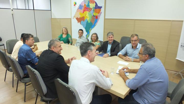 Secret&aacute;rio de Educa&ccedil;&atilde;o do Estado recebe comitiva santo-angelense