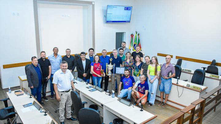 Legislativo presta homenagem ao atleta Ricardo Sobucki